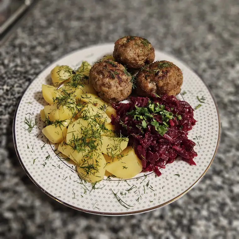 Kotlety mielone z ziemniakami z koperkiem i buraczkami — zdjęcie gościa
